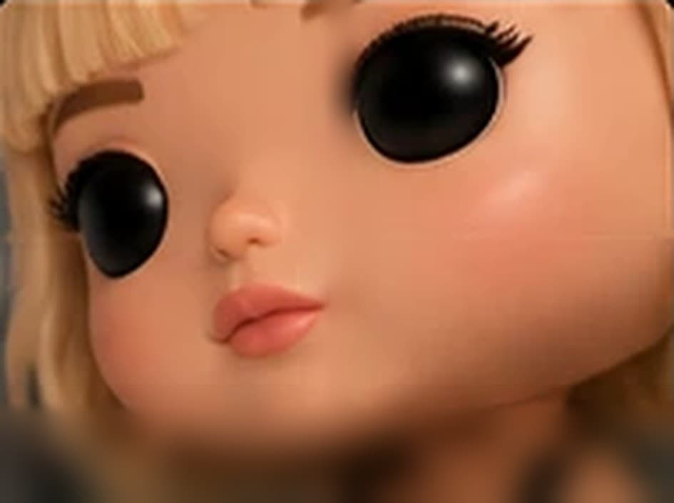 Gros plan sur un visage de figurine : finition standard à gauche, finition lisse à droite